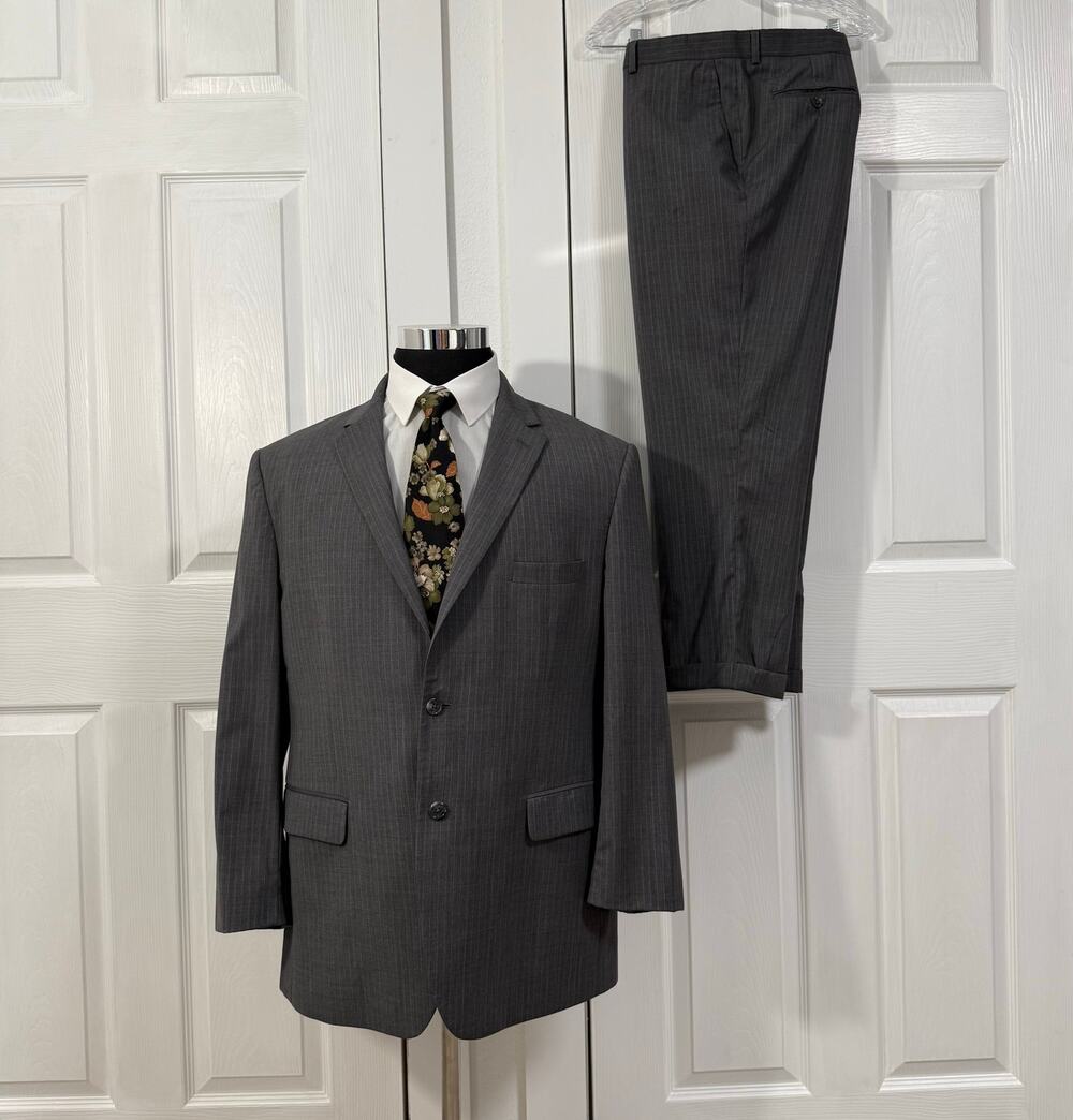 Jos. A. Bank Men's Gray Wool Pinstriped 2 Piece Suit Set Size 46R/ 40 Waist